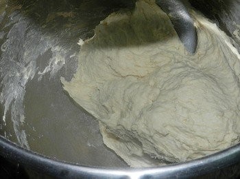 step1: 將所有材料放入缸內(除奶油)，開中速打約10分鐘