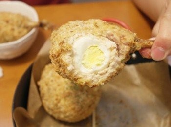 step5: 酥脆的外表...不用炸的一樣酥呢:) 裡頭的這顆蛋就是帶骨肉丸的秘密呀^^"