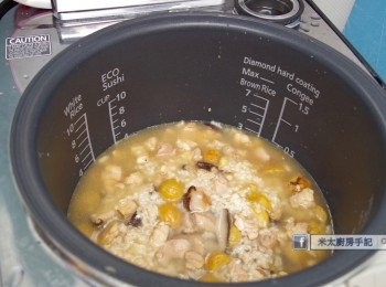 step6: 把鍋中所以材料放入電飯煲，加浸菇水(如需要再加水)至蓋過材料約1厘米，選擇煲正常白飯的程序。