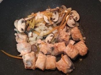step9: 再放入香菇片炒軟。