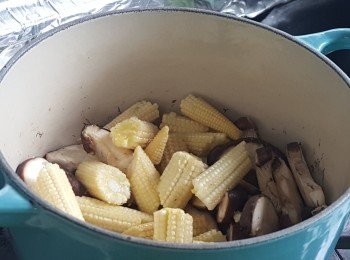 step3: 加入粟米旬炒一會。