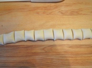 step14: 接著分切成平均為10-12g 的小麵團。