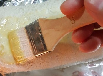 step12: 當要焗時,先預熱焗爐或光波爐190度(焗爐用200度)預熱10分鐘,酥皮解開保鮮紙,搽上二層蛋漿