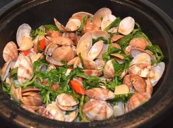 step5: 加入香醋,胡椒粉,九層塔稍做翻炒，起鍋前淋上香油即可完成。