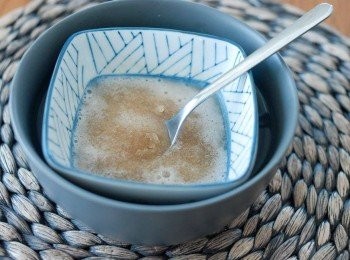 step2: 用額外4湯匙水與20克魚膠粉拌勻，然後再放入一大碗熱水內座溶魚膠粉