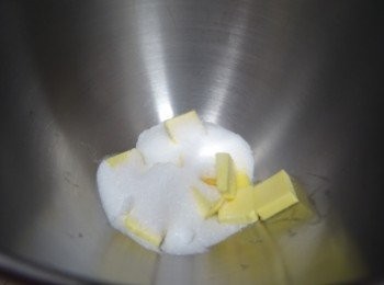 step1: 牛油, 雞蛋置室溫約2小時至完全退冰, 用手指可輕易壓下即可,  預熱焗爐180oC