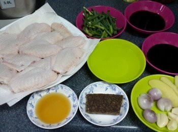 step1: 將急凍雞中雞室溫解凍，洗淨用1茶匙粗鹽撈勻按摩1分鐘，再洗淨瀝乾水分，再用廚房紙吸水備用；將料頭材料处理後洗淨，薑切片、乾蔥頭和蒜頭拍鬆、蔥切段；所有材料準備好
