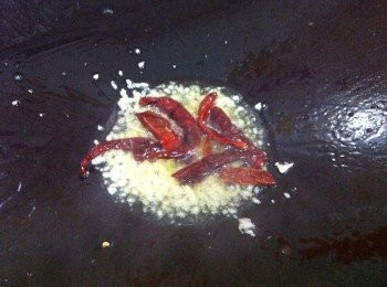 step2: 取出鍋加入1匙食油，爆香蒜蓉和辣椒幹