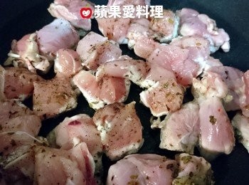 step4: 待「雞腿丁」的雞皮上色（微微的焦黃色）時，放入「<a href="https://bit.ly/3EZL8dD" target="_blank" data-keyword="雞胸" class="guide-link"><strong>雞胸</strong></a> <span style="display:inline-block;vertical-align:middle;margin-top:-3px;color:initial;border-radius:3px;padding:2px 3px;font-size:12px;line-height:14px;background:#87d300;color:#fff;">即買</span> 丁」，淋上米酒，蓋上鍋蓋續煎。