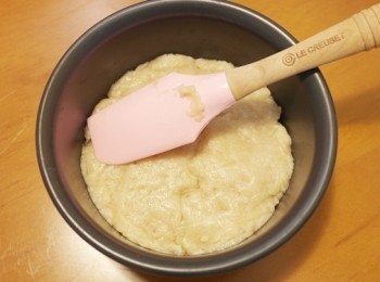 step4: 取約16cm圓形烤模，鋪上1/3麵團。