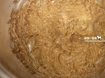 step1: <span class="group_1">黑糖菠蘿</span>無鹽奶油放置於室溫下軟化，加入黑糖，以攪拌器打至蓬鬆。