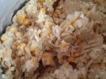 step1: 將馬鈴薯削皮切塊放入電鍋中蒸熟~ 蛋也以一同放入煮成水煮蛋備用 蒸熟的馬鈴薯與水煮蛋都壓成泥狀拌勻加入些許鹽,黑胡椒粉調味備用~此時也可以加入玉米粒一起拌勻喔