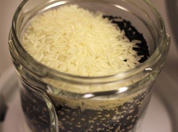 step5: 芝麻攤凍後連米一起放入攪拌機攪碎