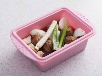 step2: 3.將自製肉丸和切好的幸鮑菇和蔥段放入料理盒中