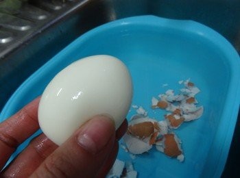 step1: 本菇去腳， 用清水煮至軟身， 瀝乾備用
/   

糖心蛋食譜：  
http://cook1cook.com/recipe/16862