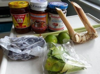 step25: 圖中相片包括:冬蔭功醬.大頭蝦膏.泰辣椒膏.南薑.酸子.青檸.檸檬葉