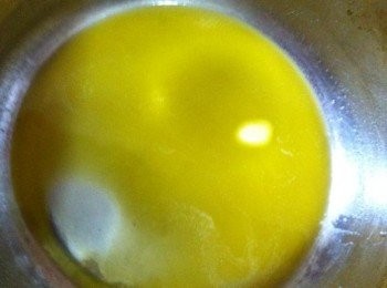 step2: 把牛油隔水煮溶，然後加入蛋半粒，糖分和3合1咖啡攪拌均勻。