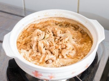 step12: 下金菇，讓金菇都浸到湯汁，煮至金菇和粉絲變軟身，拌勻。