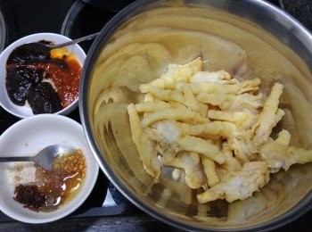 step1: 炸鳳爪，(調味A=炸蒜油+蒜渣，柱候醬，海鮮醬，豆辦醬，叉燒醬，黃糖)                   
(調味B=生粉)                   
(調味C=雞粉，黃糖，麻油，胡椒粉，炸蒜油+蒜渣，炸蔥油+蔥渣，豆豉(壓碎))