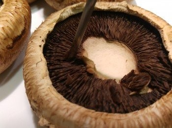 step5: 大啡菇裏面需刺穿幾個孔。