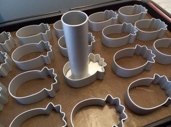 step5: 準備保鮮紙，放上麵團按平，然後包入一粒蘋果餡，包好，收口向下入模，用壓模棒將麵團壓平。