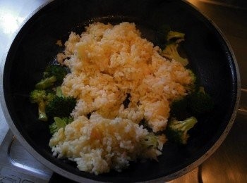 step4: 起鍋倒入少許的炸過櫻花蝦的油；將花揶菜炒熟後再倒入拌好蛋黃的冷隔夜飯，把白飯炒鬆軟後加<span class="group_2">調味料</span>櫻花蝦和花枝丸。