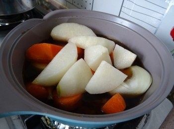 step3: 將汁料煮滾， 加牛腩， 水晶梨， 洋蔥， 甘筍， 蓋上蓋慢火煮30分鐘，試味， 可用糖， 生抽調至合自己的甜度便完成。