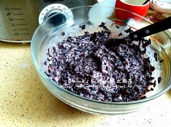 step7: 見黑糯米差不多吸收椰汁的味道後 , 再放入碗內