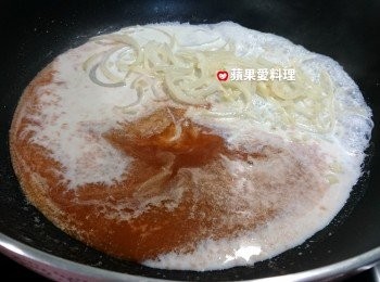 step5: 聞到蒜頭的香氣時，倒入鮮奶和蕃茄汁，放入起士片，拌勻。