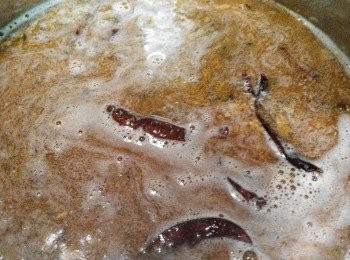 step3: 然後加上水後煮至以小火煮約30分鐘，請自行調整屬於自己要的咸味。（味道最好是隔一晚，因為阿三片與辣椒干才正確出現真正的味道）