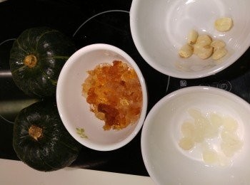 step2: 晚上清洗巳浸發的材料和南瓜，蓮子開邊去芯備用。