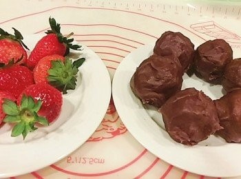 step4: 草莓去蒂頭洗淨 用廚房紙巾擦乾水份
用紅豆泥將草莓整個包裹住