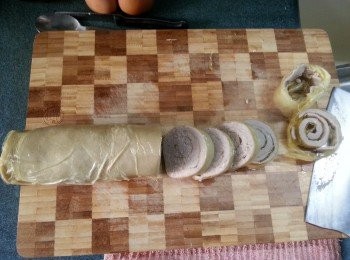 step11: 卷好後切去頭尾不完整部份,再切一片片,不要切太厚