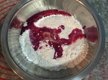 step4: 接著進行<span class="group_1">紅龍果麵糰</span>的操作，將25g的全蛋液倒入紅龍果汁中混合，再將混合液倒入麵粉中，用攪拌棒混合到看不到水份後就可以用手揉麵。揉到麵糰光滑不黏手。