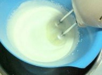 step4: 淡奶油一次性加細砂糖，隔冰水打發至6分發
