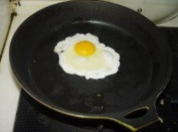 step5: 雞蛋煎單面。