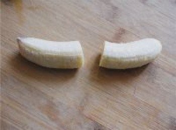 step9: 在煎吐司片的同時，將香蕉從中間一分為二。