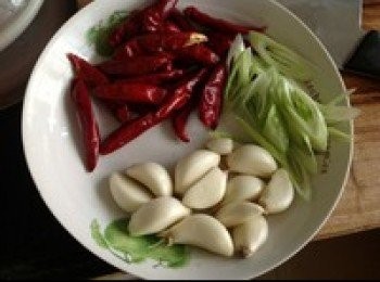 step5: 大蒜去皮洗淨，干紅辣椒洗淨，瀝乾水分；大蔥斜切成片，香菜切段