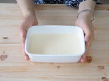 step14: 倒入容器。不要裝十分滿。五六分滿就好了（十分滿的話，外圍已經凍好，但中心部分可能還是液體）。放入冷凍櫃1個小時以上。也可以裝在小小的瓷杯裡