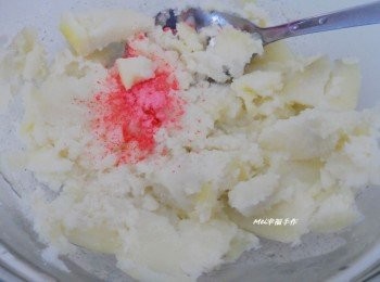 step1: 將蒸熟的馬鈴薯趁熱加入草莓粉，然後壓成泥狀