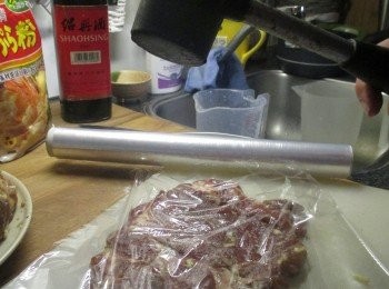 step2: 舖上保鮮膜，以塑膠槌輕拍里肌肉，讓稍後炸肉時可以又快又將肉汁保存。