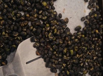 step5: 15分鐘後從水波爐攞出之後用鑊剷炒幾下, 呢個時間可以撒上鹽份再焗, 如想更健康可免鹽。黑豆再按38功能(烘乾食物功能)焗15分鐘, 如想黑豆面帶光澤最後5分鐘撒上橄欖油再炒幾下, 如想更健康可免油。