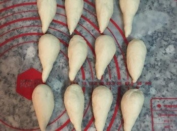 step11: 取出麵糰略微整型後,秤重並進行分割,此原料可分成@20~22g x 24顆!!!
分好份量後,先滾圓再滾成水滴狀,並照順序排列好, 完成後蓋上保鮮膜或擰乾的濕布3分鐘,讓麵糰鬆弛一下.