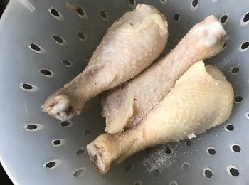 step1: 首先把雞脾拖水3分鐘，然後將水倒去。立即用2茶匙鹽及1茶匙胡椒粉給雞第一次調味，待10分鐘