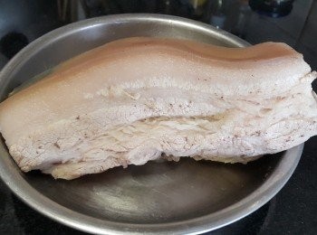 step6: 五花腩，用薑片出水備用 , ( 煲湯後將會做另一餸菜 )