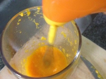 step1: 先將芒果去皮將果肉倒入杯內用撥打器打果蓉伴入椰漿、低脂煉奶、楓樹糖漿、雲尼拿香油等等再打勻（隔住放塩的冰筒打勻會加速凝固）