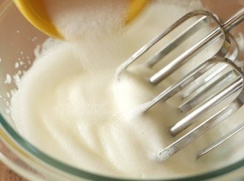 step8: 把檸檬汁加入蛋白中，以中速打發約2分鐘直至蛋白表面幼滑，氣泡細緻。把砂糖分成3次加入，每次加入後以高速打發30秒，此時蛋白應該像洗面泡泡的狀態，拉出的尖角不太明顯。