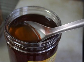 step5: 紅砂糖完全融化，就可以加進預備使用的麥芽糖，而且要不斷攪拌讓它溶化開來，並將火量調到最小火，不然麥芽糖集中沉澱在鍋底容易燒焦，那這一鍋桑葚汁就前功盡棄的倒掉。 等麥芽糖完全溶化開來，就可以關火，