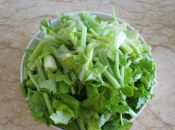 step1: 芹菜摘洗乾淨後切段。
