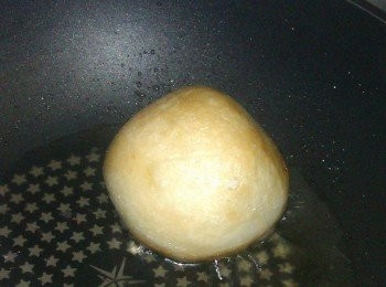 step5: 另外準備一顆白鰻頭，用２大匙熱油慢慢煎的焦黃（要不停的翻面）